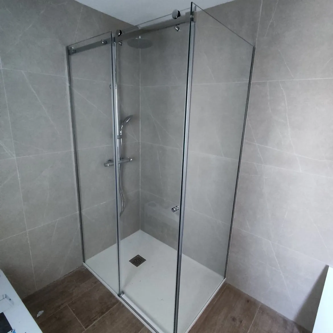 Mamparas de baño correderas: Funcionalidad y estilo para tu baño 23 Moscú 2 Paneles Laterales Cromo