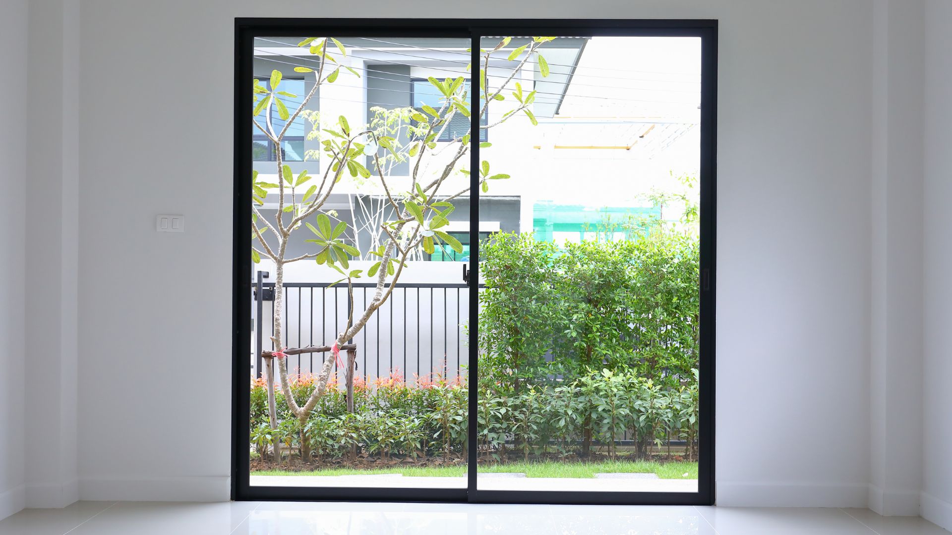 Puertas Abatibles de Cristal: Elegancia y Funcionalidad en Tu Espacio 3 puerta abatible de cristal