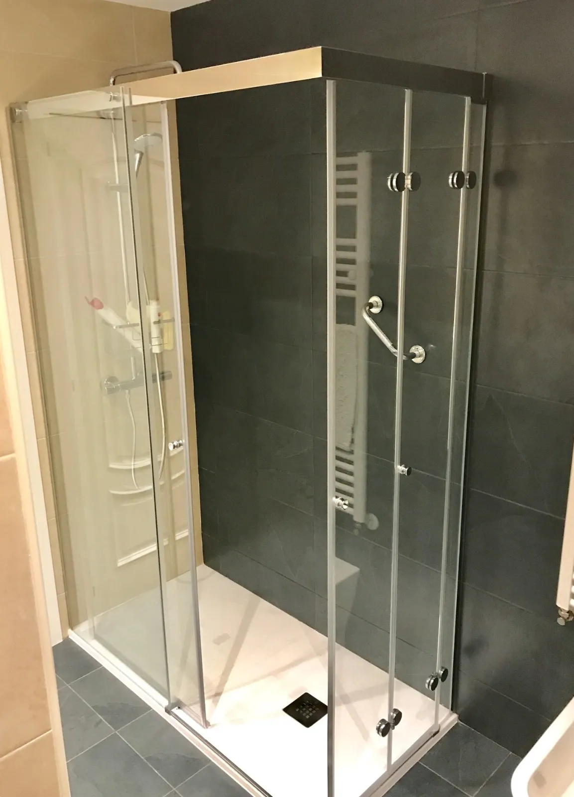 Mamparas de baño correderas: Funcionalidad y estilo para tu baño 7 Mamparas especiales